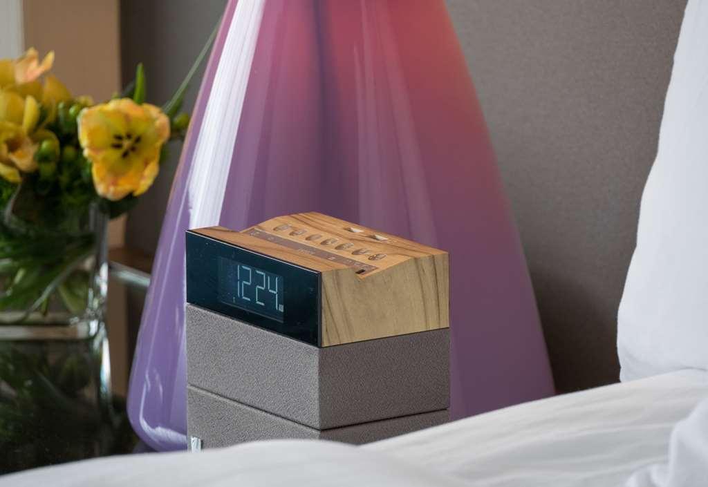 Hotel Murano Tacoma Quarto foto The new alarm clock